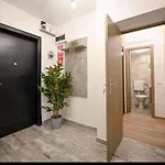 Apartment Fluidity - Refined 2br Retreat In Center