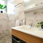 Fluidity - Refined 2br Retreat In Center Apartment