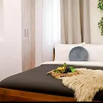 Fluidity - Refined 2br Retreat In Center Apartment