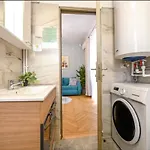 Fluidity - Refined 2br Retreat In Center Apartment *