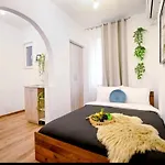 Fluidity - Refined 2br Retreat In Center