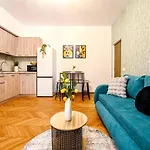 Apartment Fluidity - Refined 2br Retreat In Center