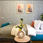 Apartment Fluidity - Refined 2br Retreat In Center