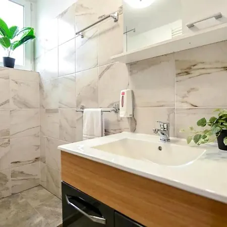 Fluidity - Refined 2br Retreat In Center Apartment