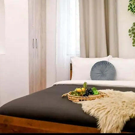 Fluidity - Refined 2br Retreat In Center Apartment
