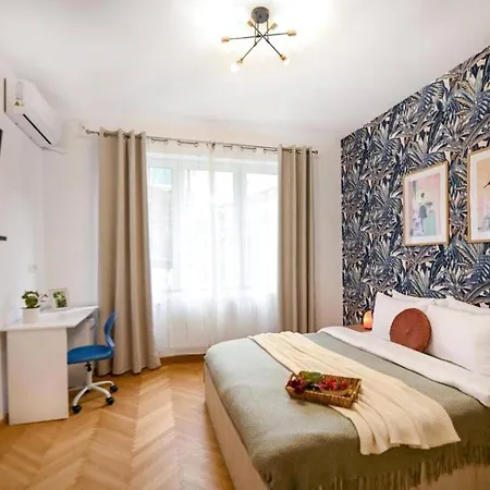 Fluidity - Refined 2br Retreat In Center Apartment *