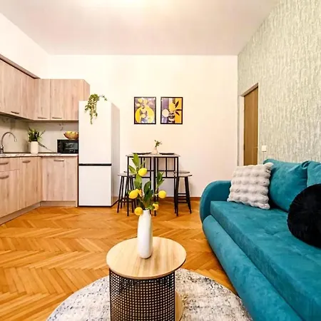 Apartment Fluidity - Refined 2br Retreat In Center