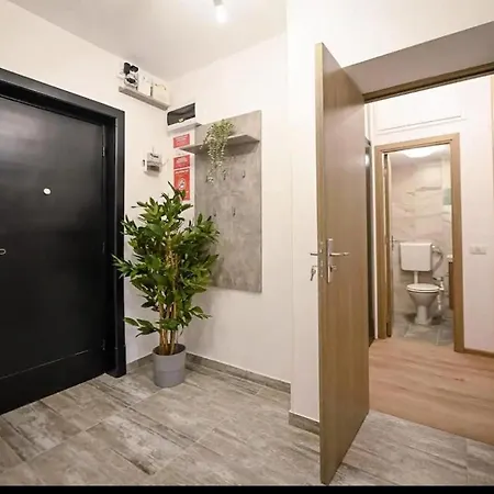 Apartment Fluidity - Refined 2br Retreat In Center