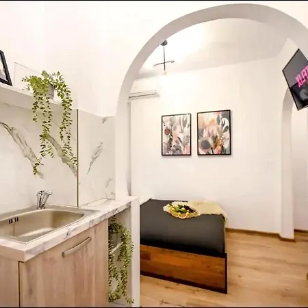 Fluidity - Refined 2br Retreat In Center