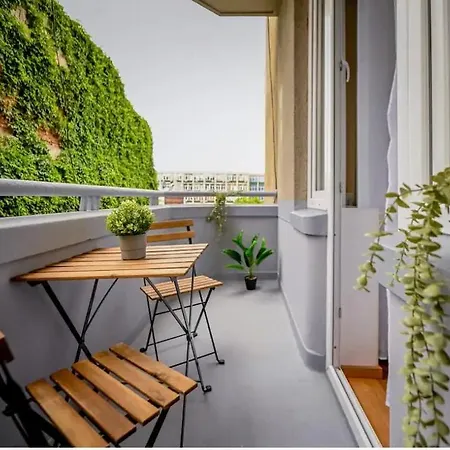 Apartment Fluidity - Refined 2br Retreat In Center