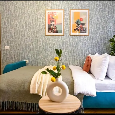 Apartment Fluidity - Refined 2br Retreat In Center