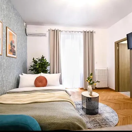 Fluidity - Refined 2br Retreat In Center Apartment *