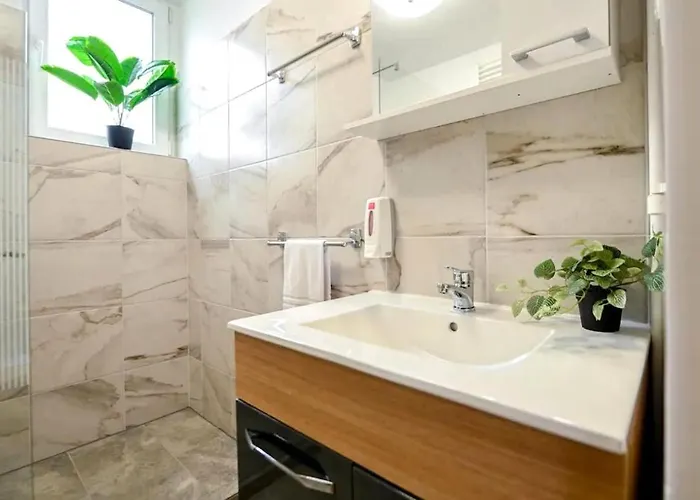 Fluidity - Refined 2br Retreat In Center شقة