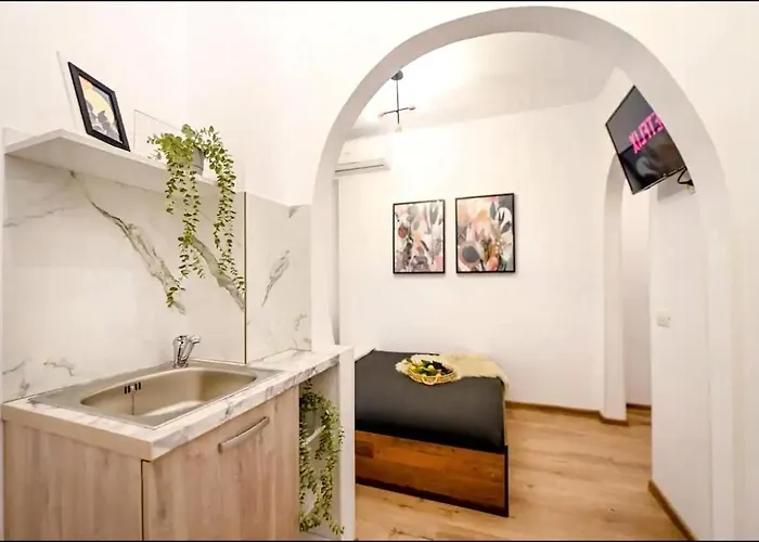 Fluidity - Refined 2br Retreat In Center